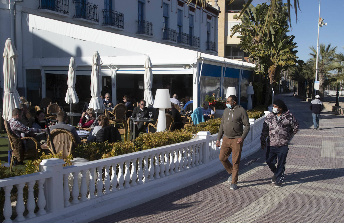 Fotos: Comerciantes y hosteleros de Los Alcázares soportan el cierre perimetral más largo de la Región