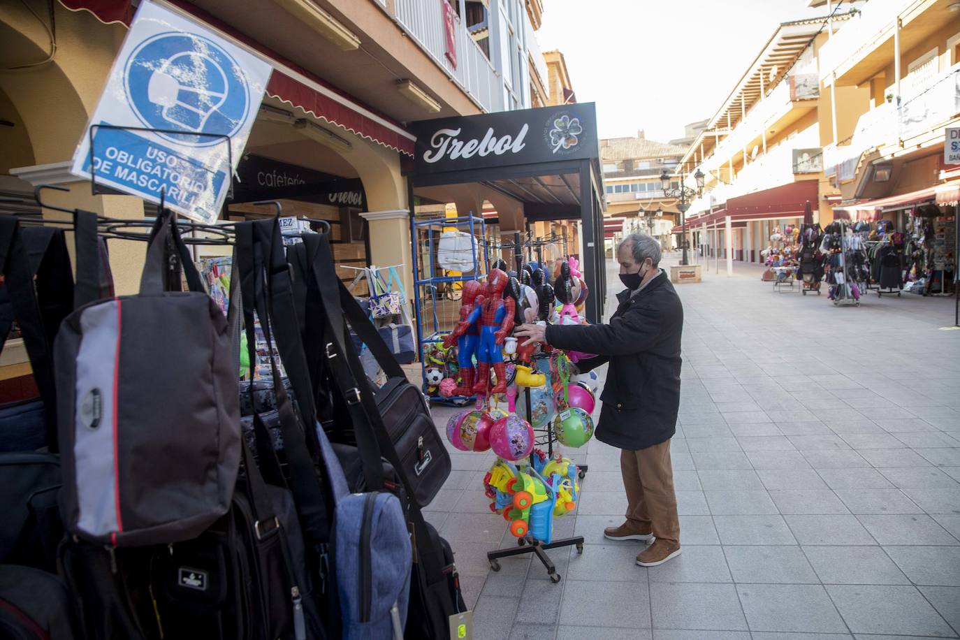 Fotos: Comerciantes y hosteleros de Los Alcázares soportan el cierre perimetral más largo de la Región