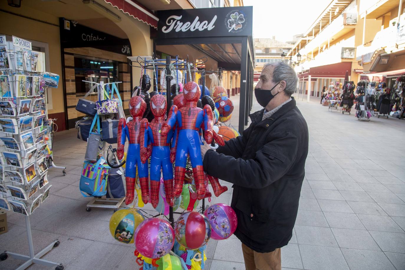 Fotos: Comerciantes y hosteleros de Los Alcázares soportan el cierre perimetral más largo de la Región