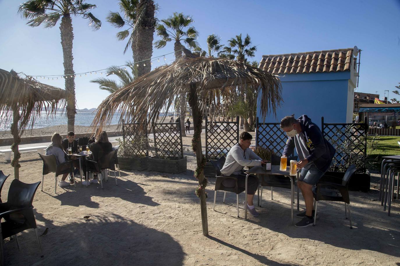 Fotos: Comerciantes y hosteleros de Los Alcázares soportan el cierre perimetral más largo de la Región