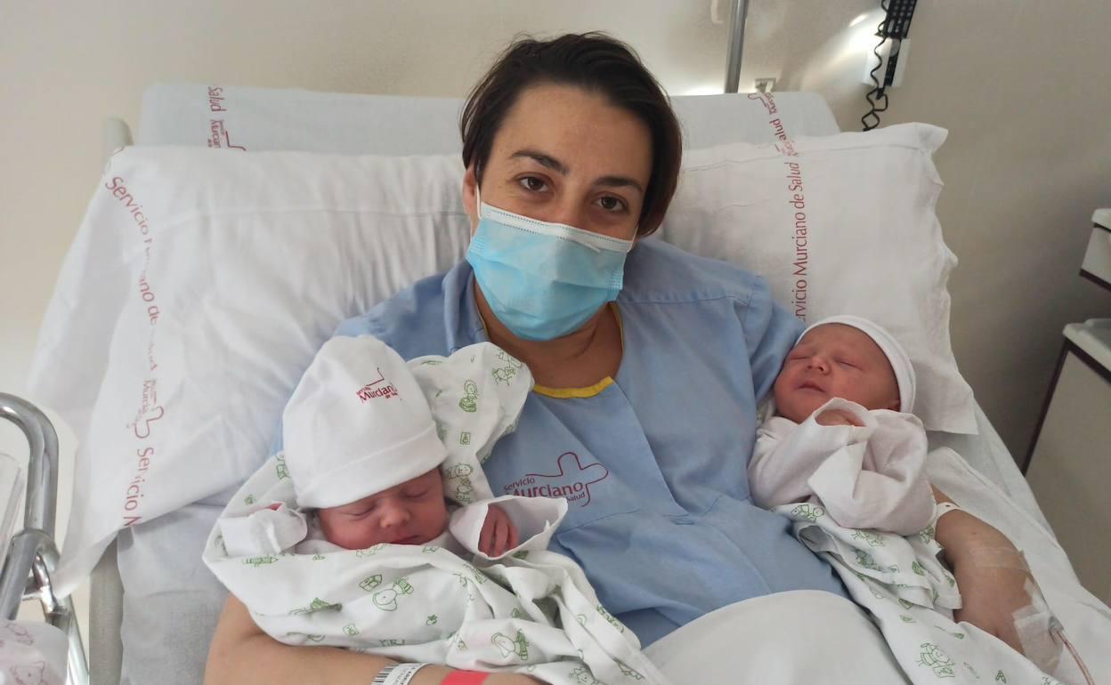 Azahara Vera, con sus hijos Hugo y Valeria, en La Arrixaca 