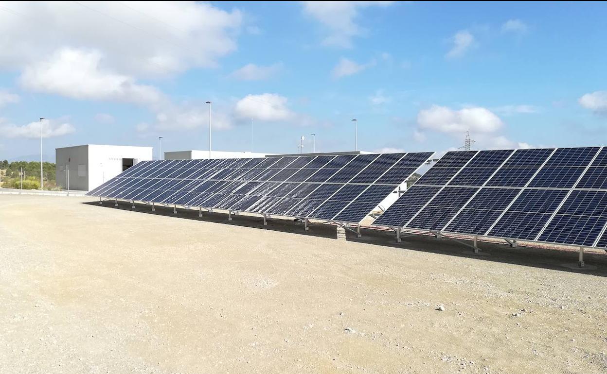 Placas fotovoltaicas instaladas durante los últimos meses en la EDAR de Bullas. 