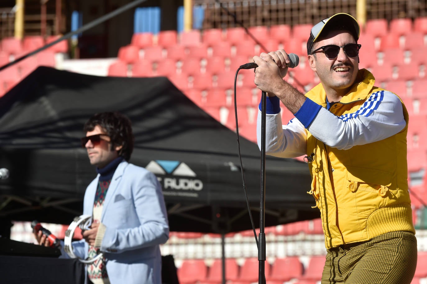 Fotos: Varry Brava y Don Fluor reciben con música el 2021