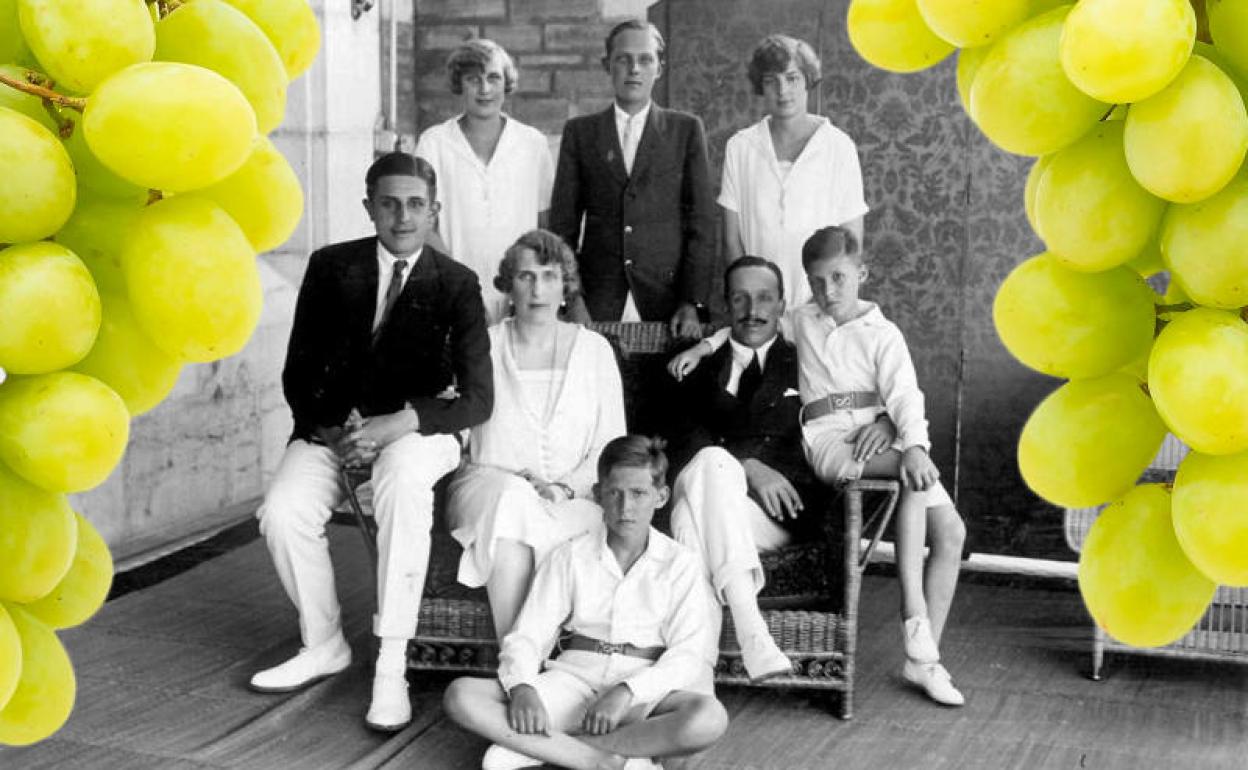 Alfonso XIII y la reina Victoria Eugenia con sus seis hijos 