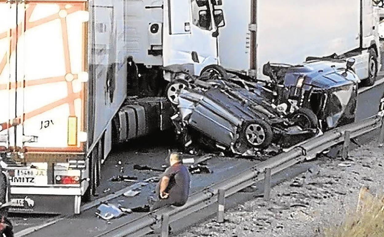 El transportista Hipólito A. P., sentado en la barrera quitamiedos de la autovía, instantes después de producirse el siniestro. 