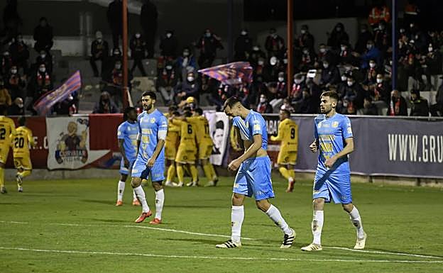 Selfa, Ayoze y Oca, cabizbajos, tras encajar un gol. 