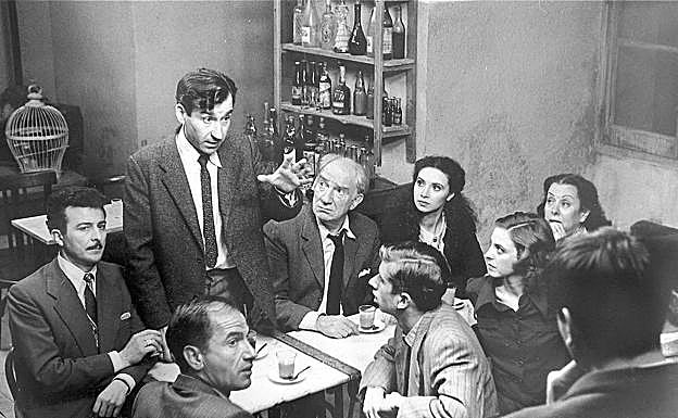 Una escena de la película 'El viaje a ninguna parte', que forma parte del ciclo en homenaje a Fernando Fernán Gómez (cuarto por la izquierda).