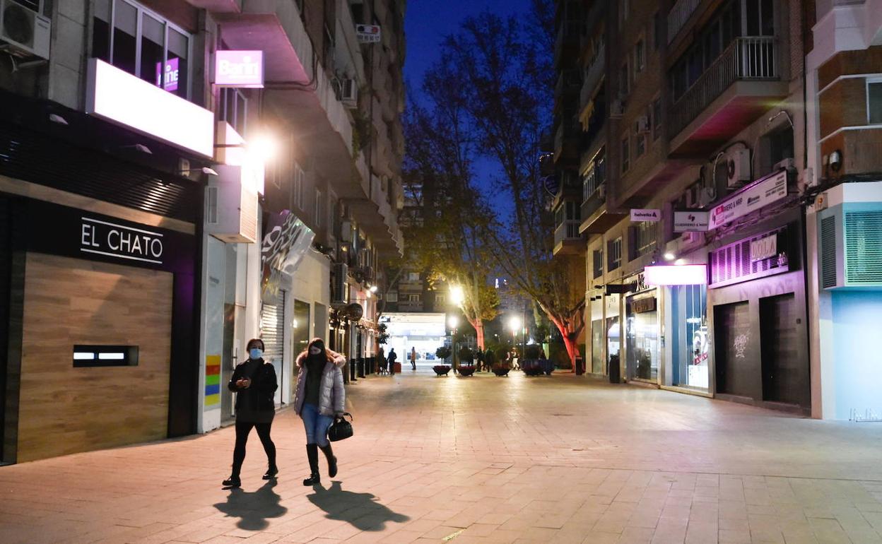 Ambiente en la calle Pérez Casas, Murcia, tras el cierre de la hostelería en Nochebuena.