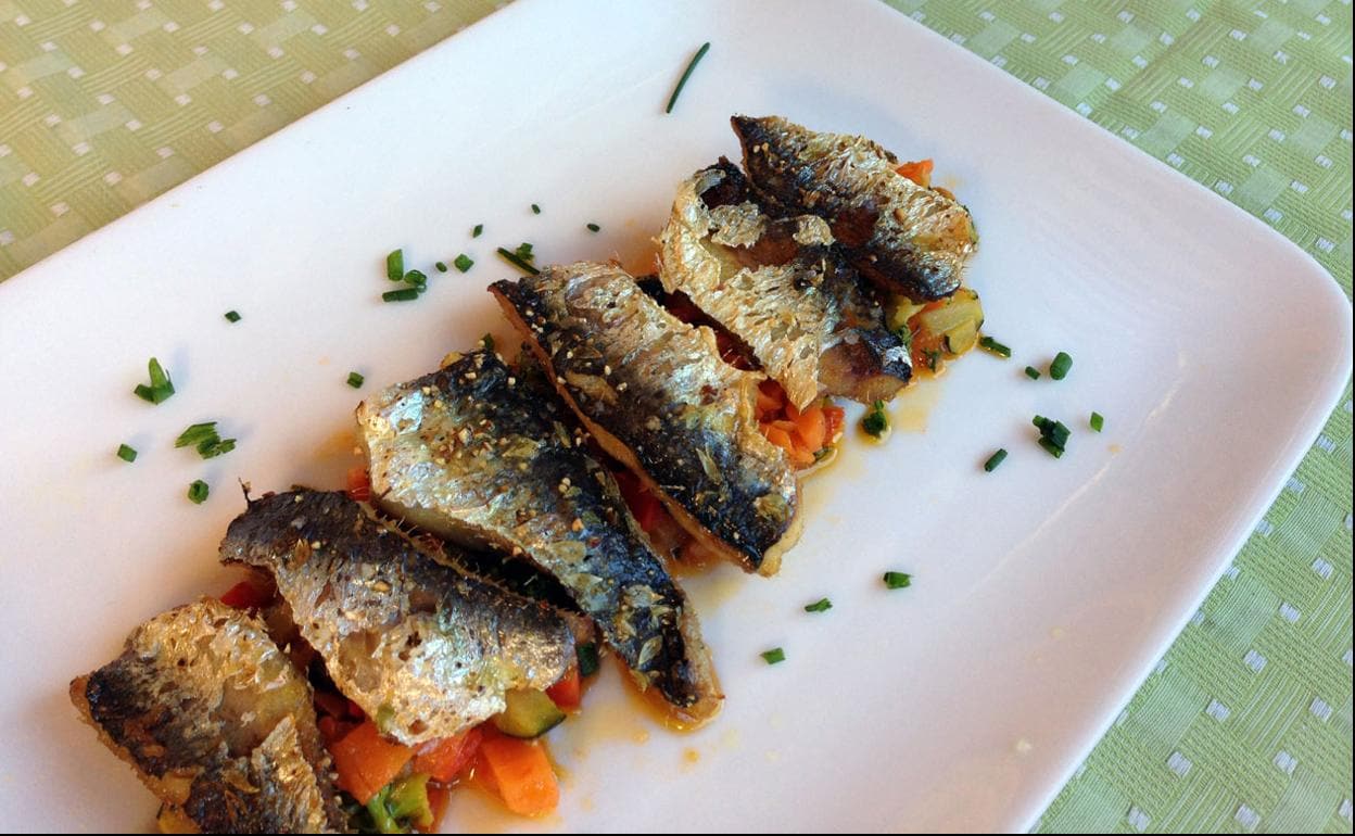 Lomos de sardina sobre salteado de verduras