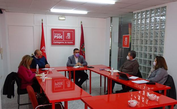 Pedro Saura (derecha), junto a Conesa, en la sede del PSOE en Cartagena. 