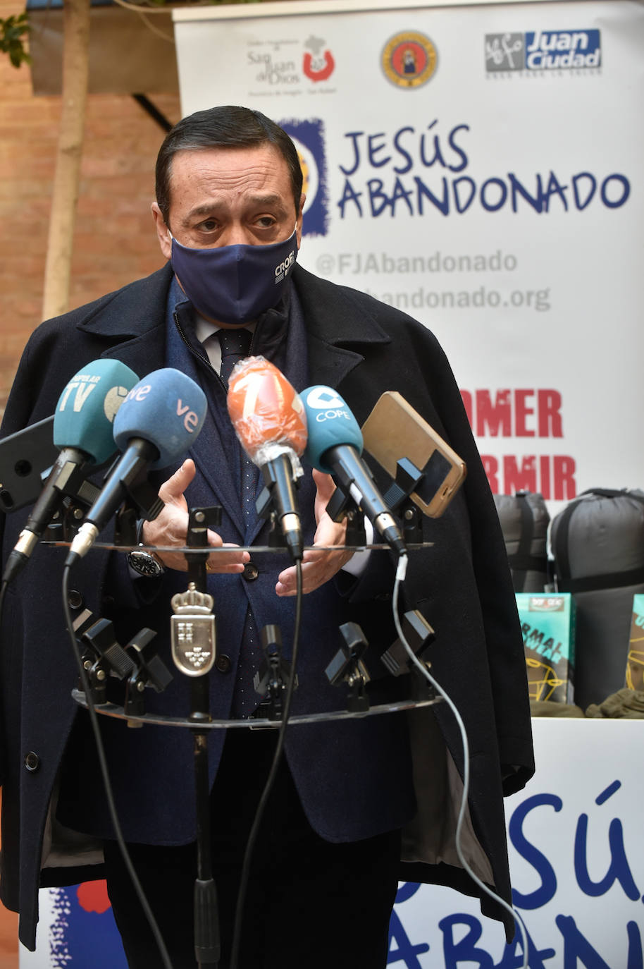 Fotos: La Consejería de Empresa y Croem donan material de abrigo a Jesús Abandonado