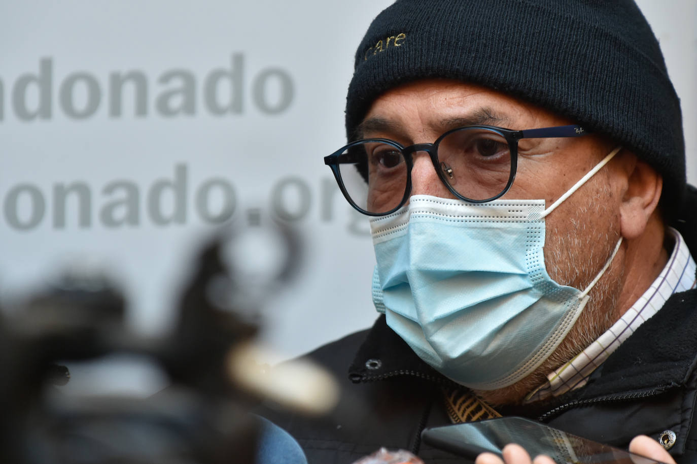 Fotos: La Consejería de Empresa y Croem donan material de abrigo a Jesús Abandonado