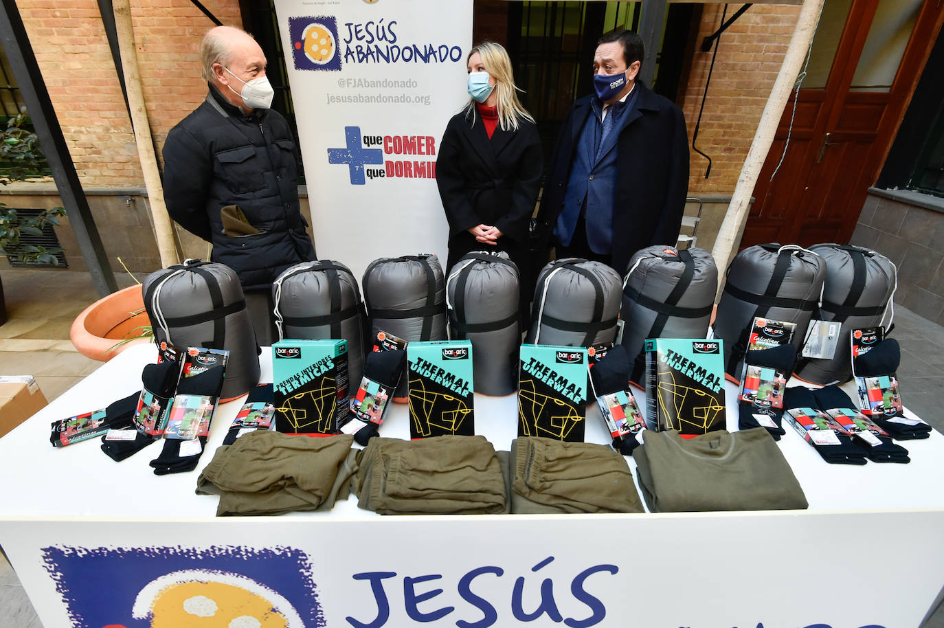 Fotos: La Consejería de Empresa y Croem donan material de abrigo a Jesús Abandonado
