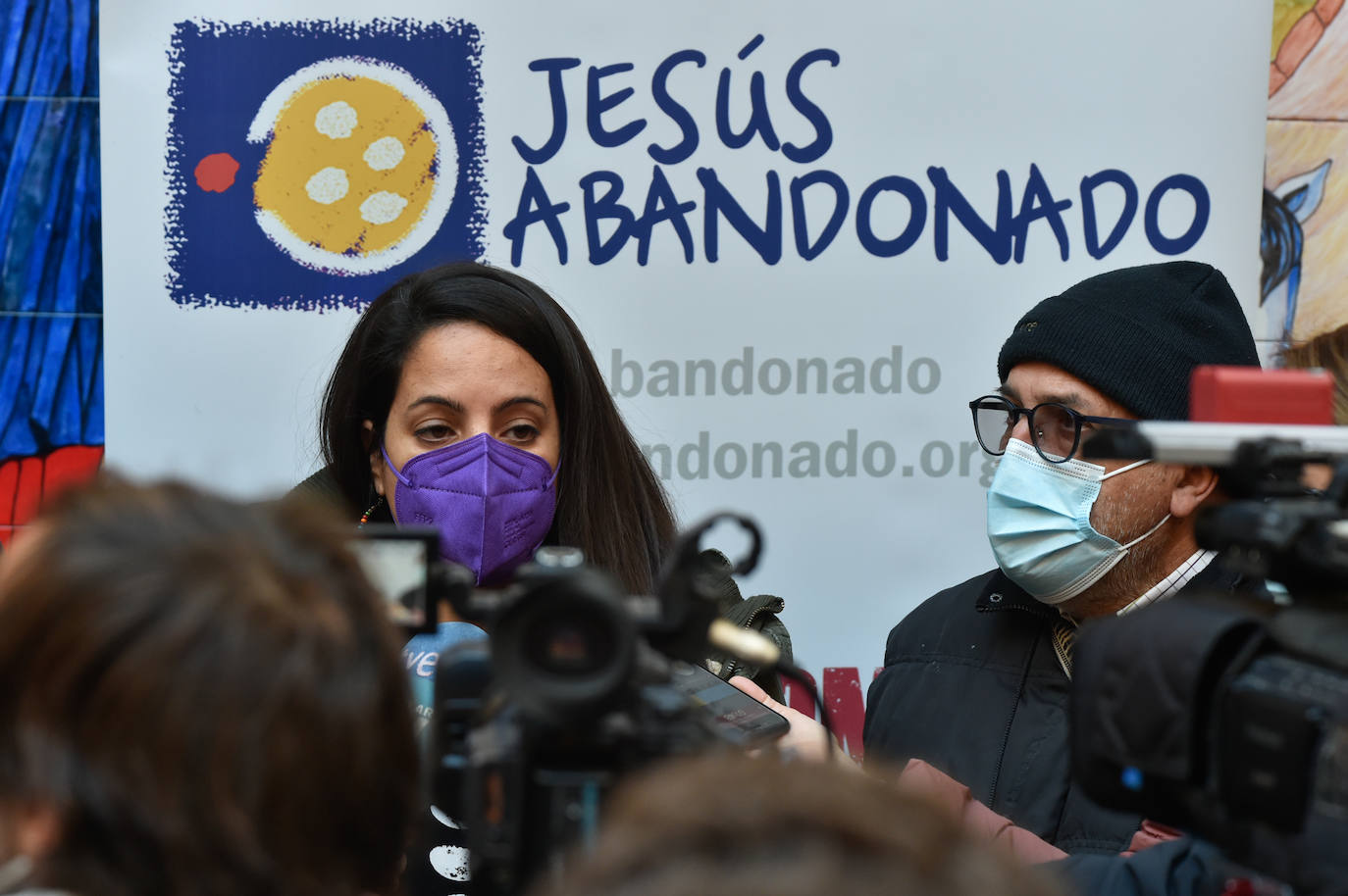 Fotos: La Consejería de Empresa y Croem donan material de abrigo a Jesús Abandonado