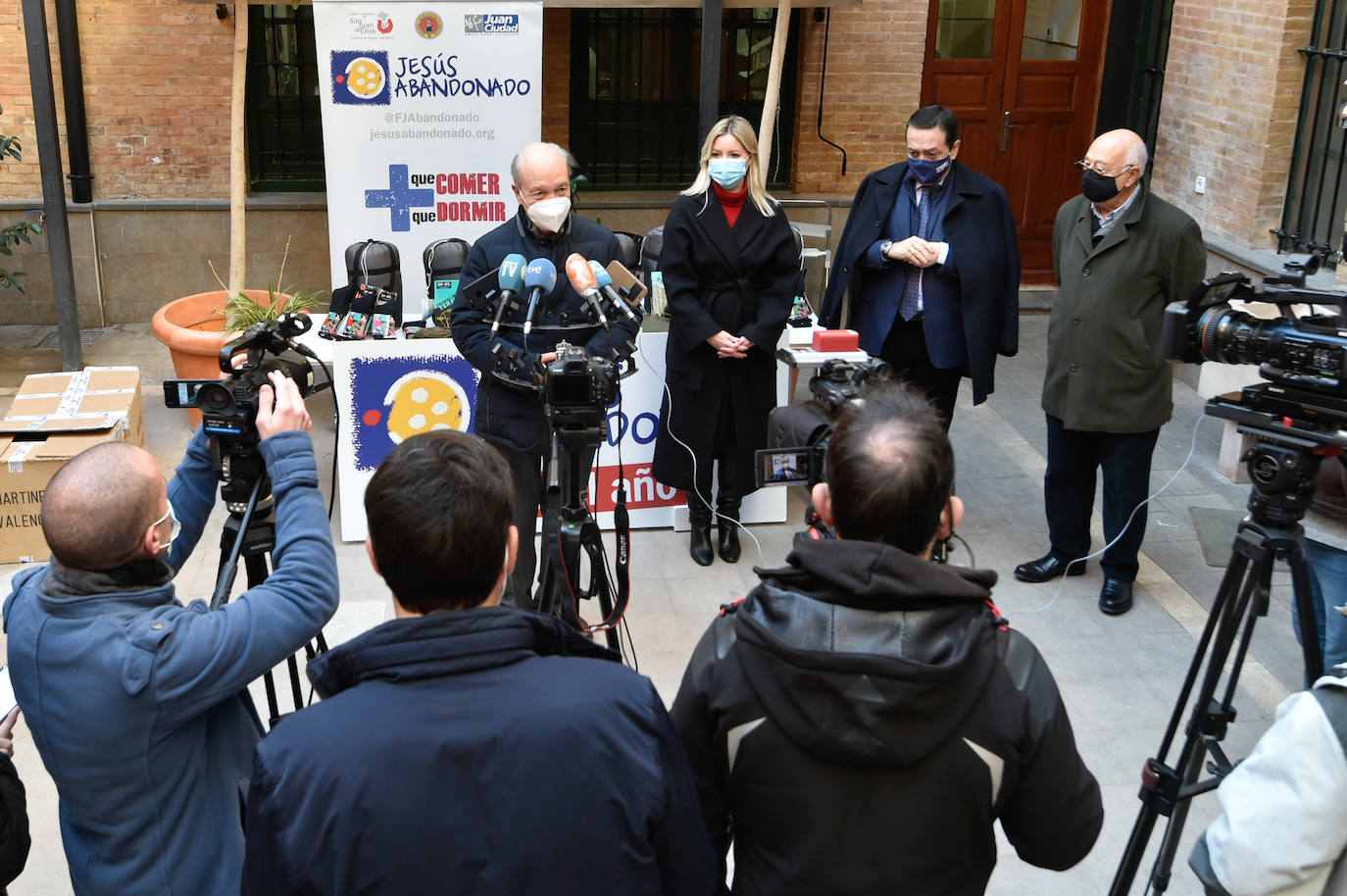 Fotos: La Consejería de Empresa y Croem donan material de abrigo a Jesús Abandonado