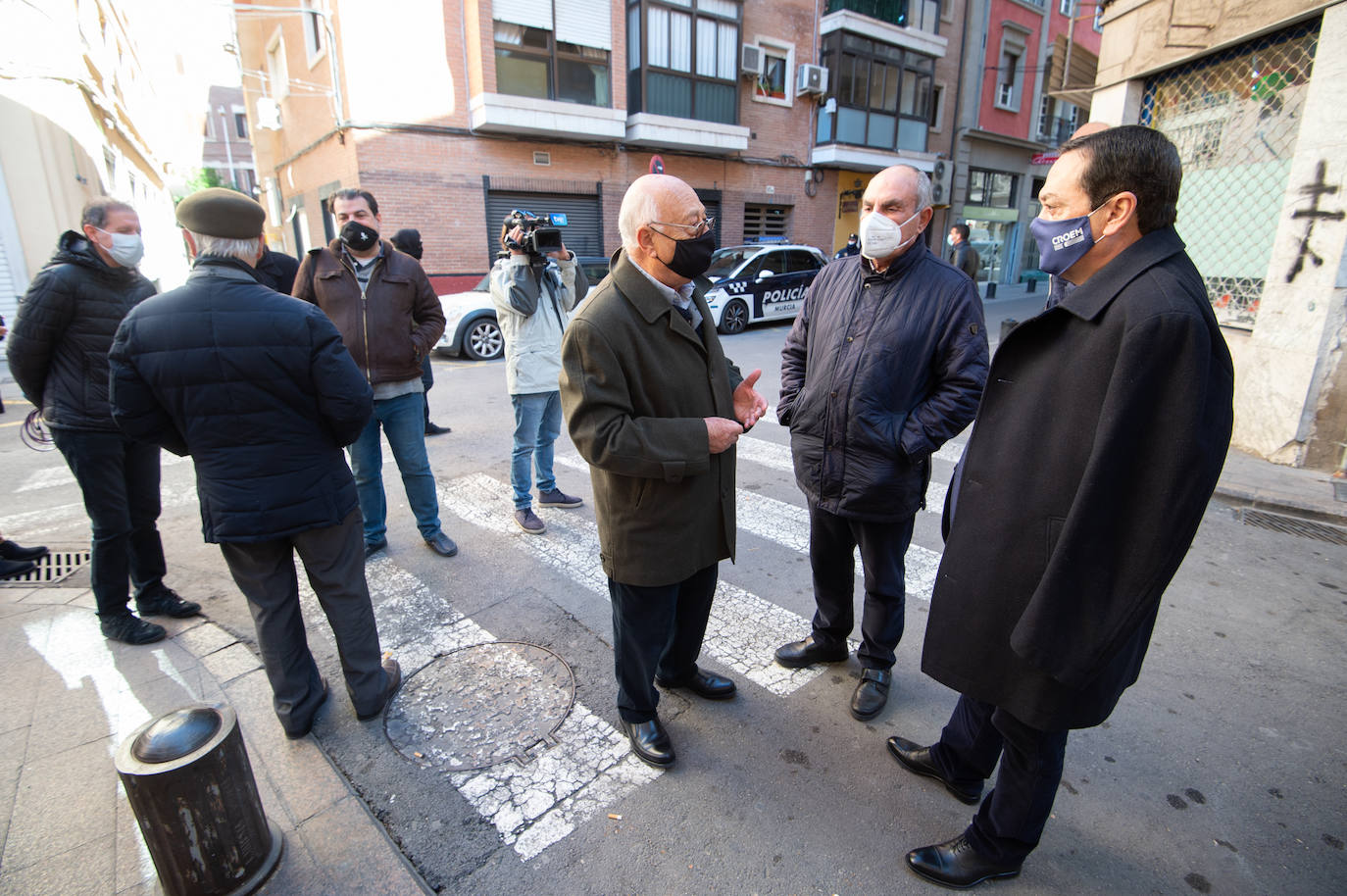 Fotos: La Consejería de Empresa y Croem donan material de abrigo a Jesús Abandonado
