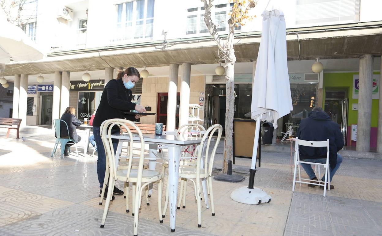 Una camararera recoge una mesa en un bar de Lorca, el pasado mes de diciembre.