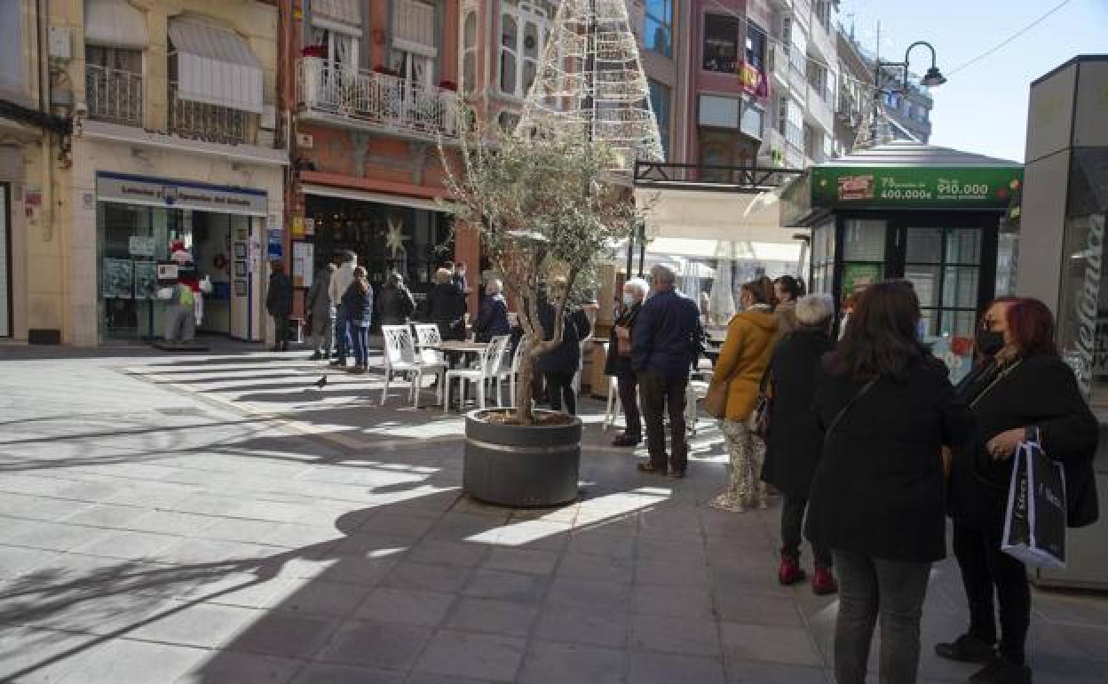 Colas para comprar un décimo de la Lotería del Niño en Cartagena.