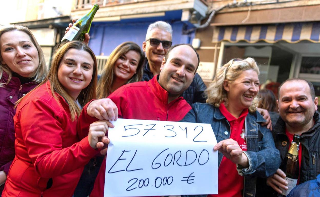 Varias personas celebrando el primer premio en el sorteo de la Lotería del Niño del pasado año. 