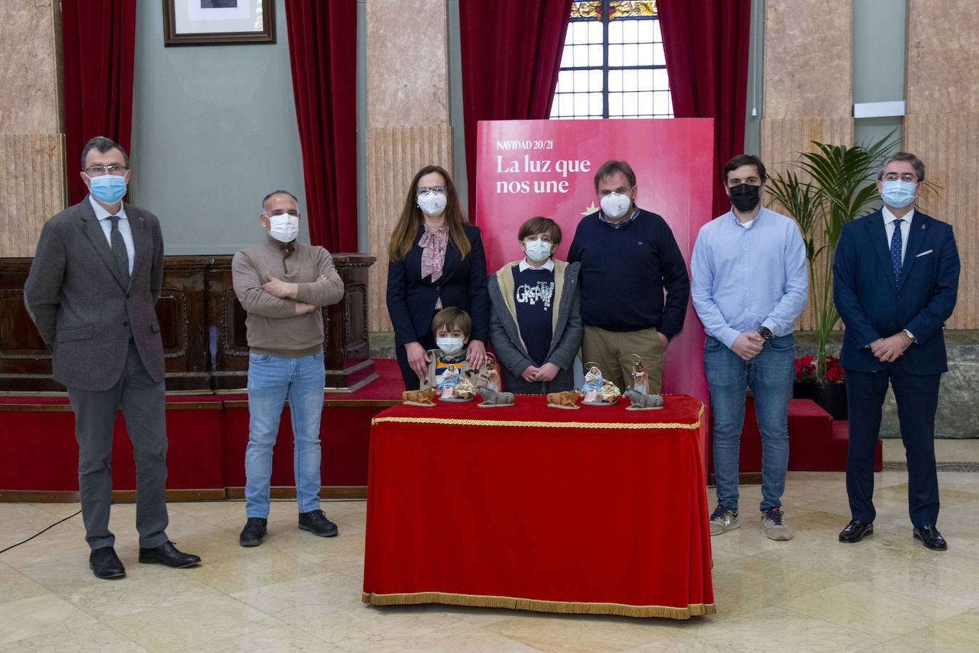 Fotos: &#039;Enseña Tu Belén&#039; premia a sus ganadores con un nacimiento realizado por maestros artesanos de Puente Tocinos