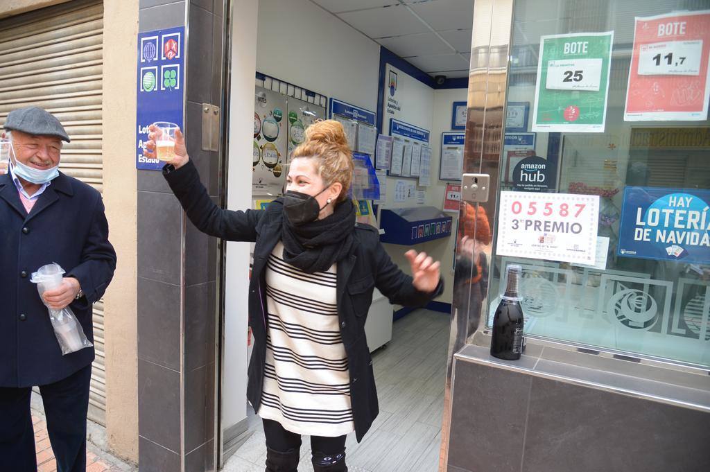 Una responsable de la administración La Suertecica de Cartagena brinda por el tercer premio.