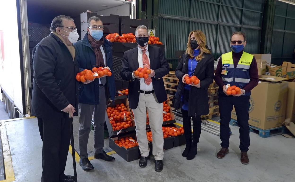 El alcalde de Murcia, José Ballesta, posa junto a algunas de las frutas donadas al Banco de Alimentos.