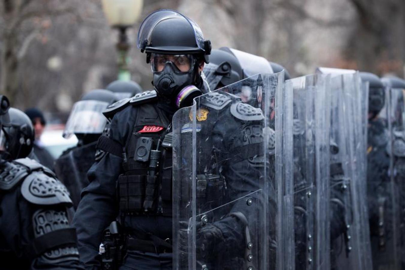 La policía responde ante los manifestantes seguidores de Donald Trump