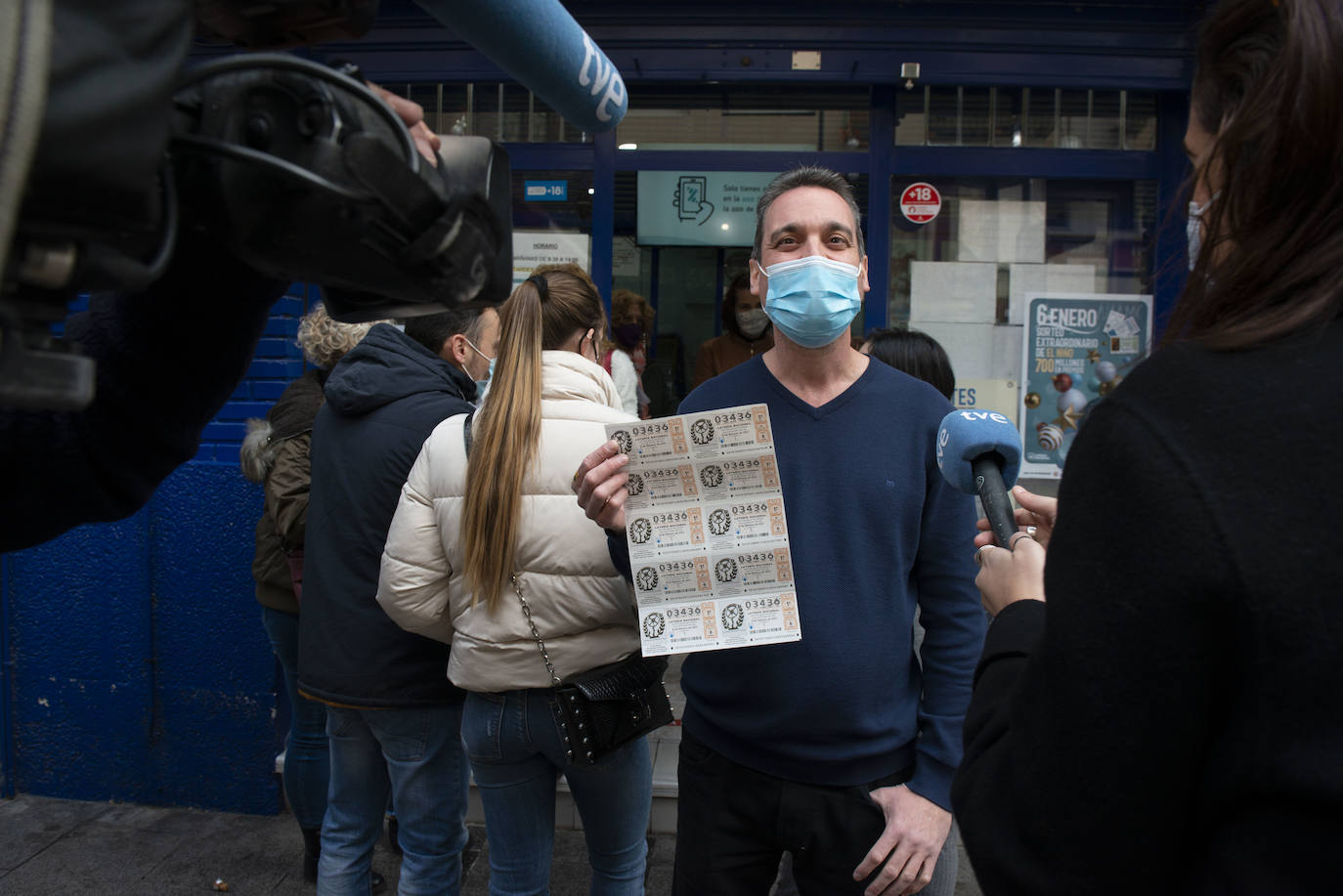 Celebración del segundo premio de la Lotería del Niño en la administración nº 2 de Alcantarilla.