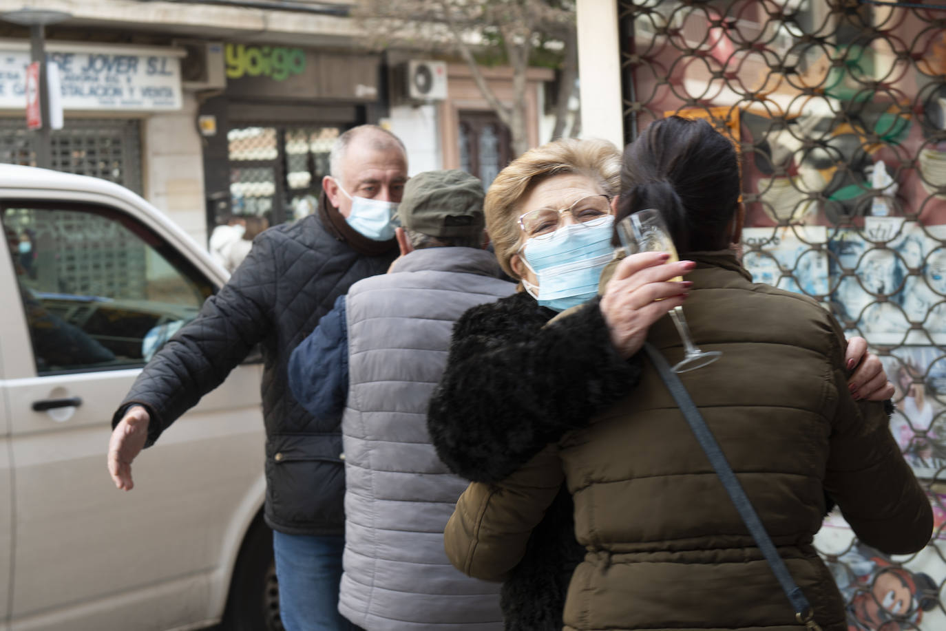 Celebración del segundo premio de la Lotería del Niño en la administración nº 2 de Alcantarilla.