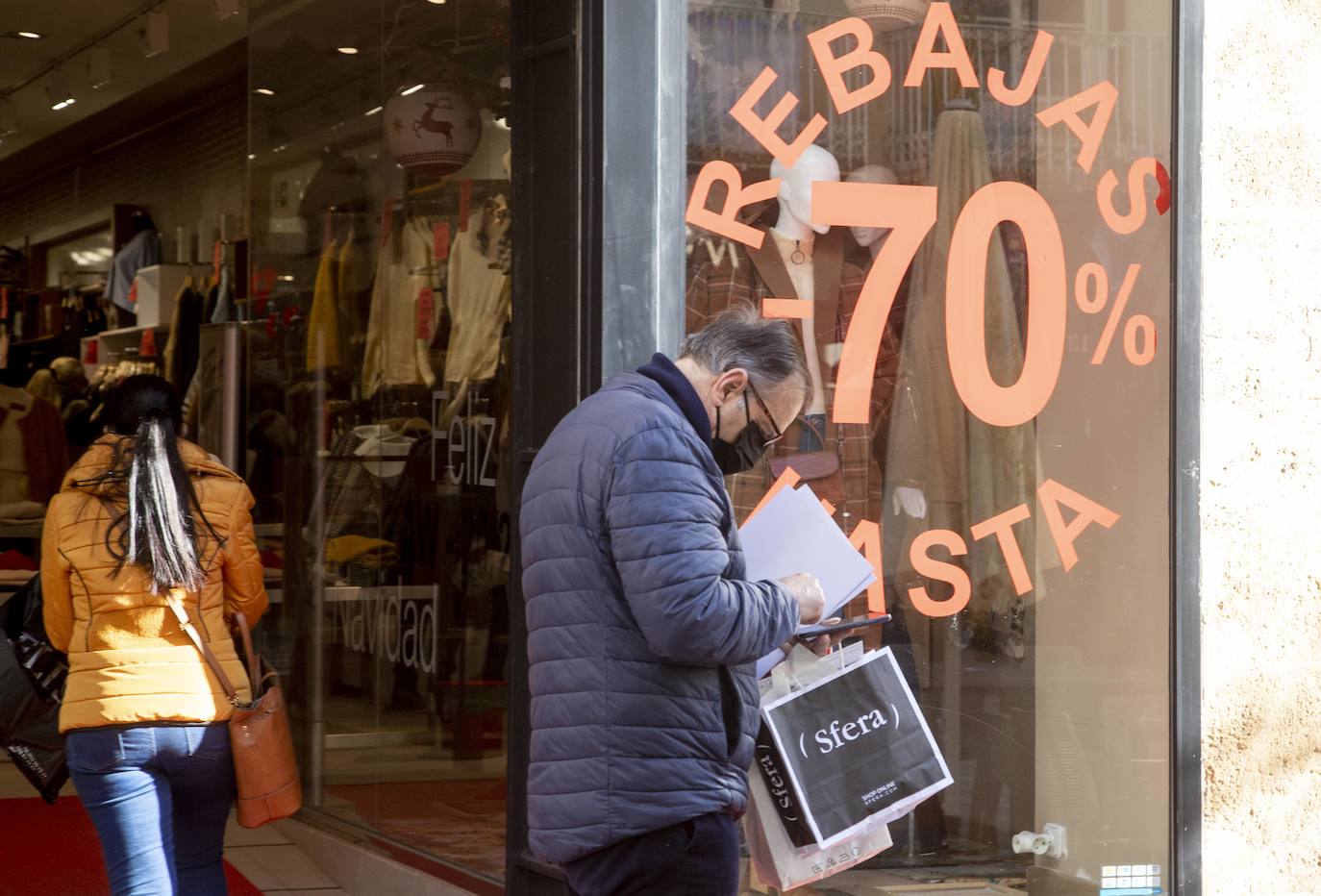 Fotos: Comercios llenos en las rebajas de Cartagena