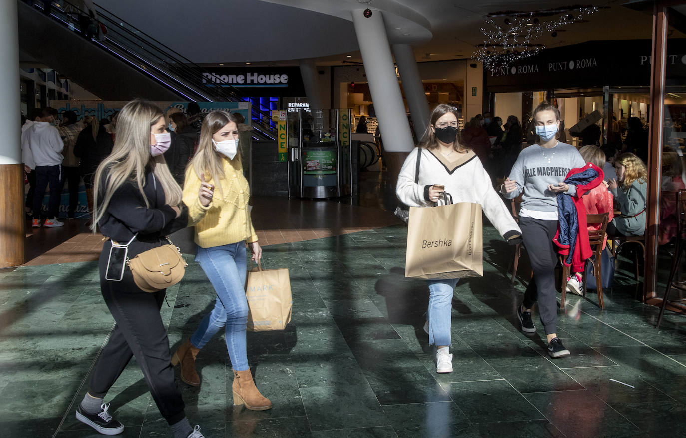 Fotos: Comercios llenos en las rebajas de Cartagena