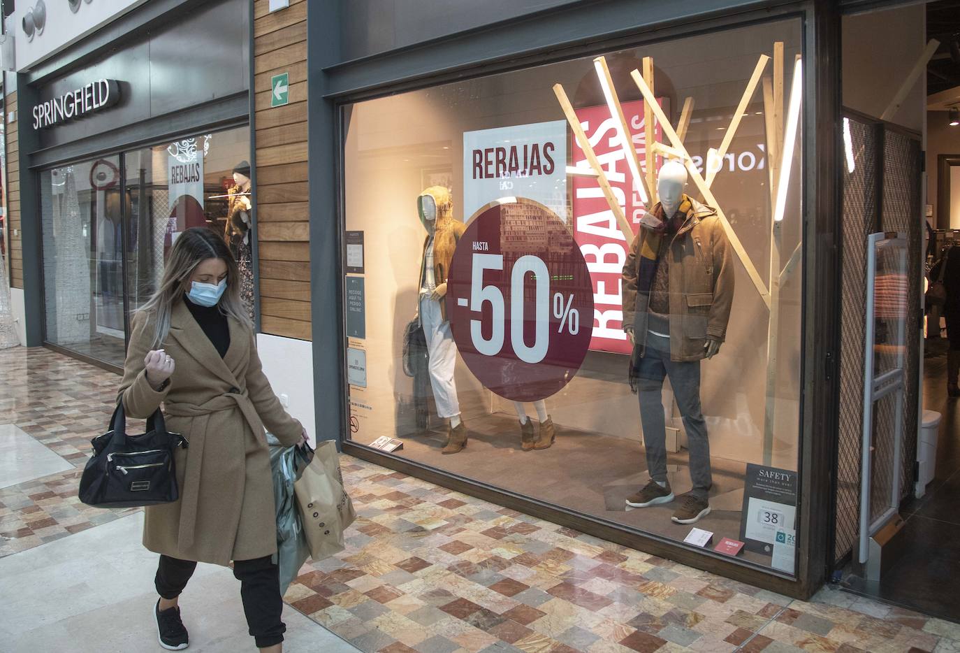 Fotos: Comercios llenos en las rebajas de Cartagena