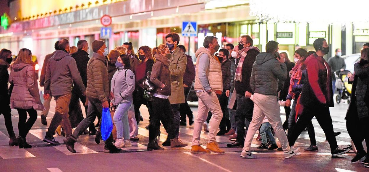 La tarde noche de la víspera de Reyes registró una gran afluencia de personas en las zonas comerciales, como esta del centro de Murcia. 