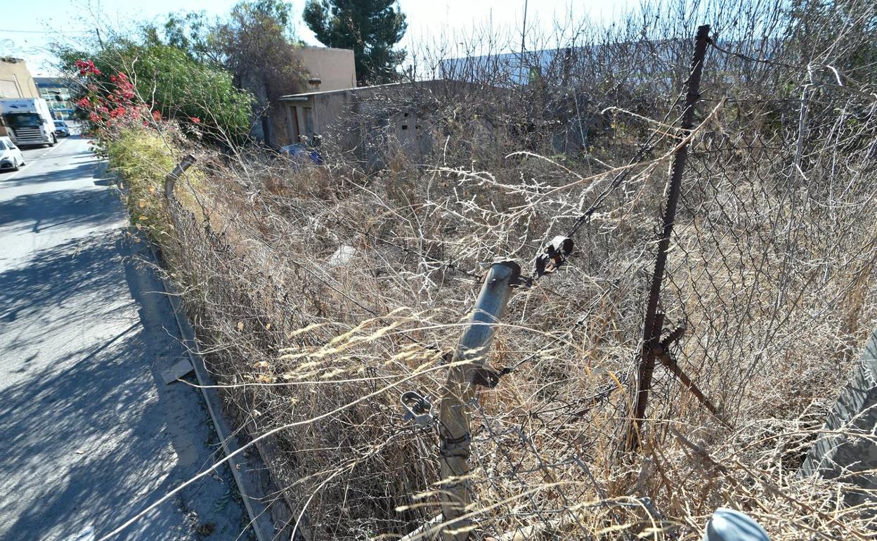 Estado actual de abandono de un solar privado en la pedanía de Churra.