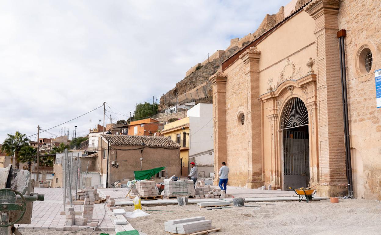 Trabajos de pavimentación en el atrio de la iglesia medieval de Santa María esta semana. 