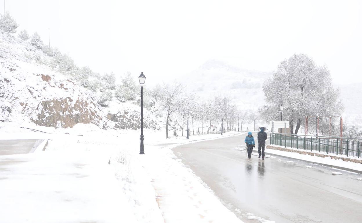 Una pareja pasea por un paraje nevado en la pedanía lorquina de Coy.