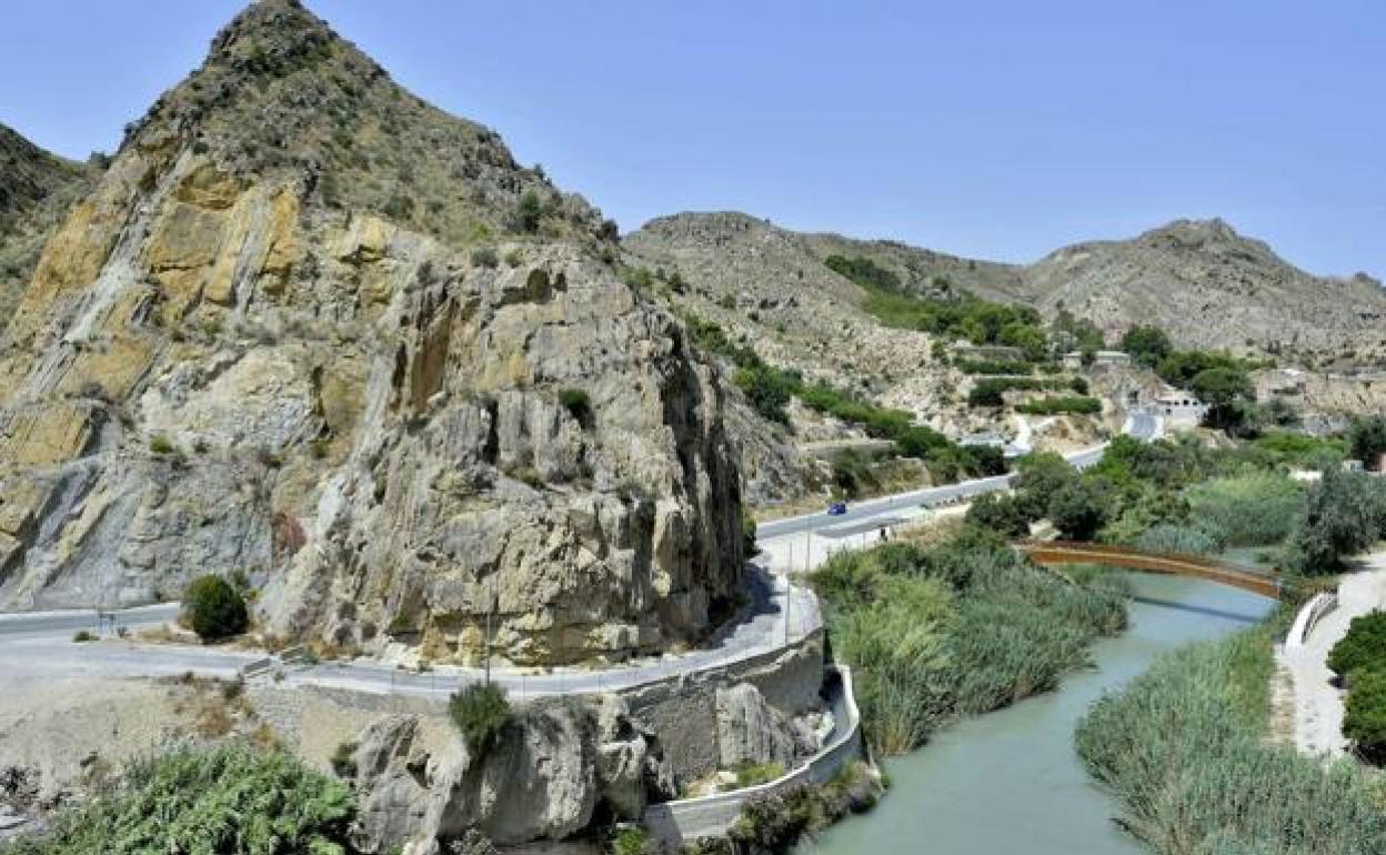 Panorámica de la carretera de entrada a Ojós. 