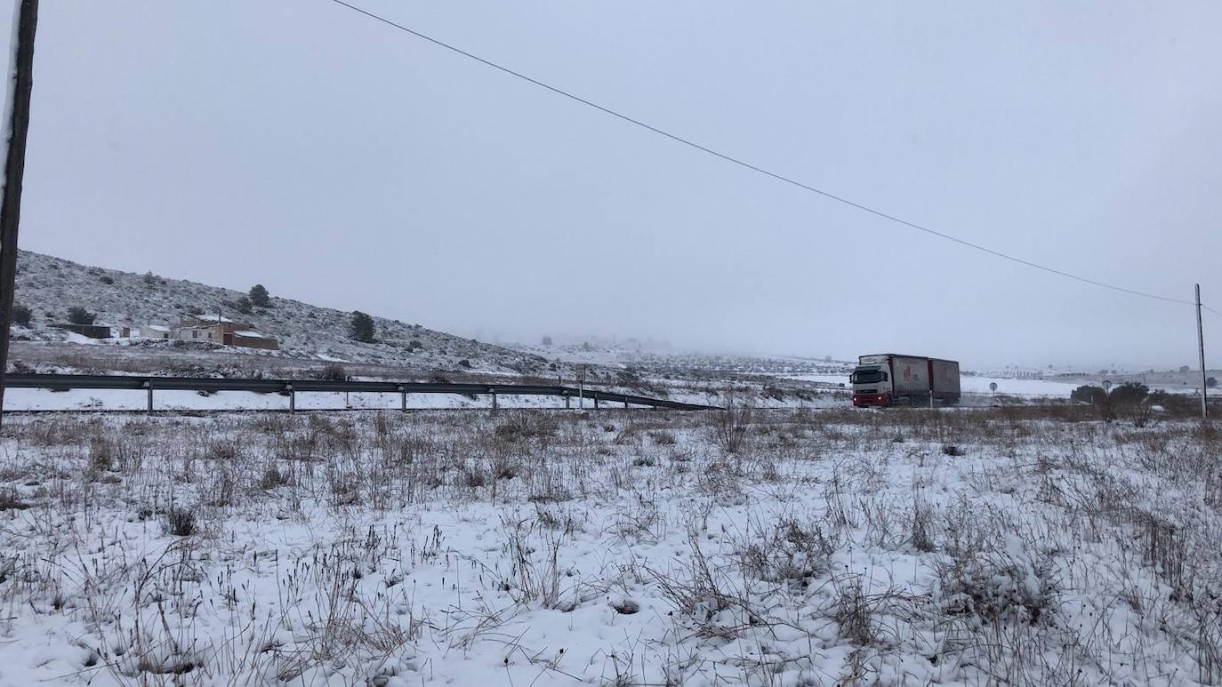 Nieve en zonas altas de Yecla, en la carretera nacional 344 a la altura del puerto de Jumilla
