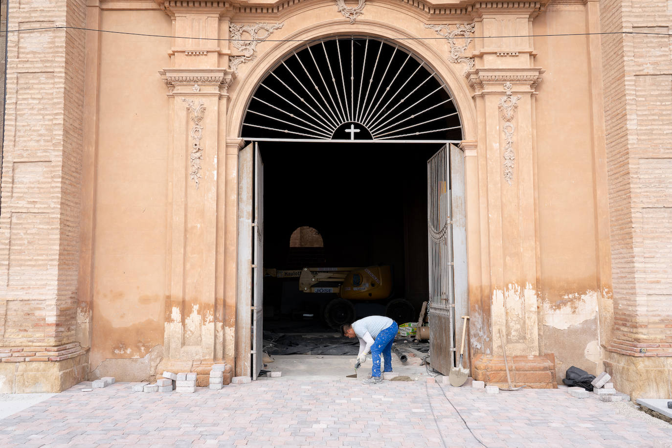 Fotos: Las obras en el atrio de Santa María de Lorca sacan a la luz un aljibe del siglo XII