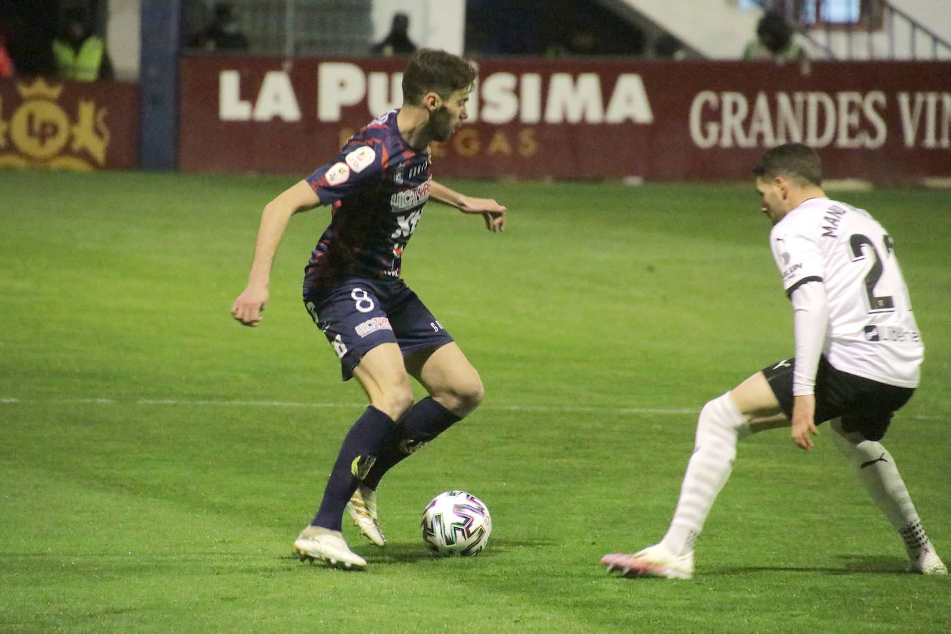 Alberto Oca encara a Manu Vallejo, en el partido de este jueves.