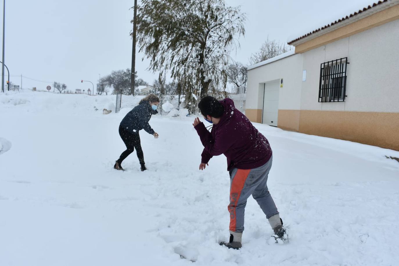 Vecinos disfrutan con la nieve, este viernes, en El Moral (Caravaca).