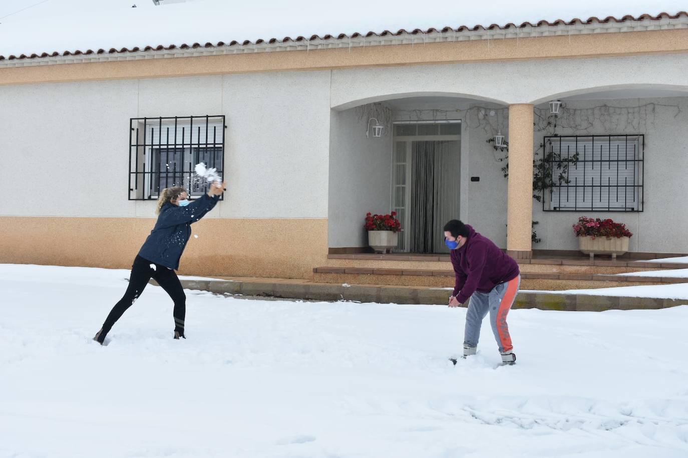 Vecinos disfrutan con la nieve, este viernes, en El Moral (Caravaca).