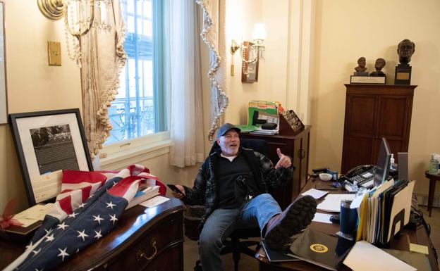 Imagen principal - Varios momentos del asalto al Capitolio desde el despacho de Nancy Pelosi.