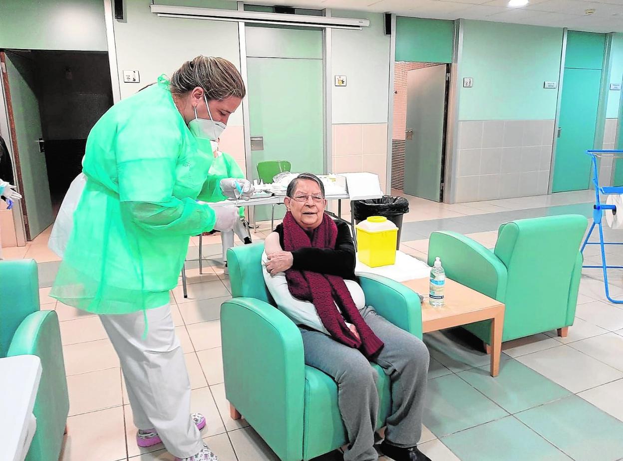 Ángeles Cerdá Martínez, usuaria de la residencia psicogeriátrica Virgen del Valle de El Palmar, recibiendo ayer la vacuna contra la Covid-19. 