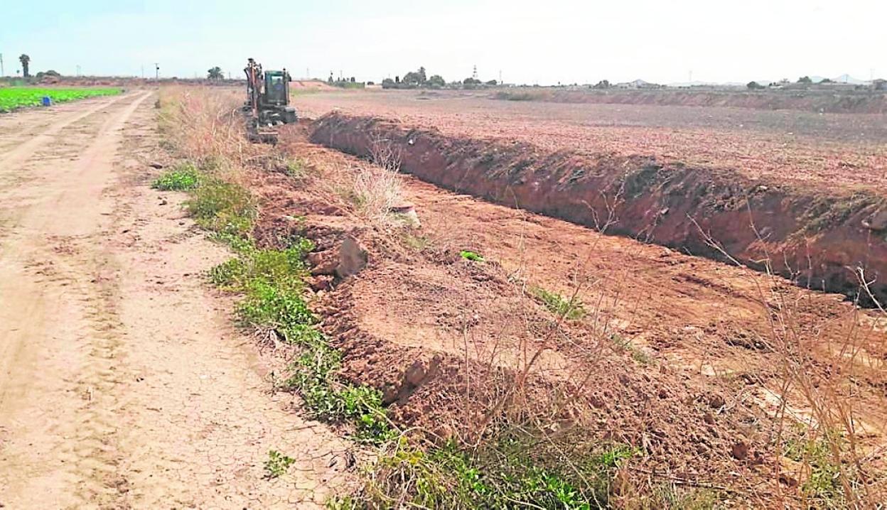 Una de las parcelas del Campo de Cartagena donde se han creado motas para desviar el agua. 