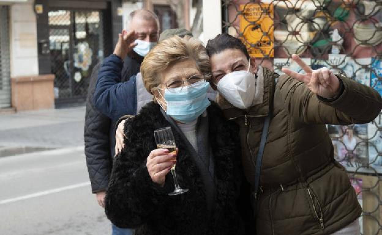 Celebración del segundo premio de la Lotería del Niño en la administración nº 2 de Alcantarilla.