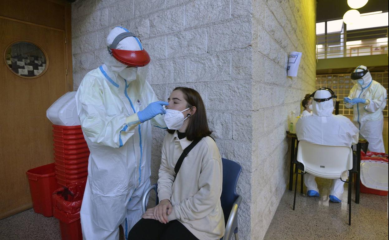 Una sanitaria toma una muestra para una prueba de la Covid, en el Morales Meseguer 