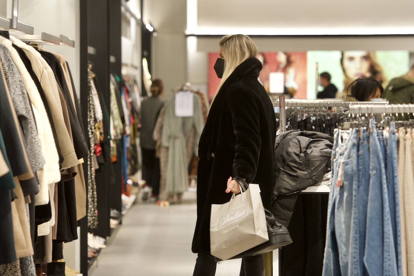 Fotos: El mal tiempo y las restricciones cubren de nubarrones la campaña de rebajas en Murcia