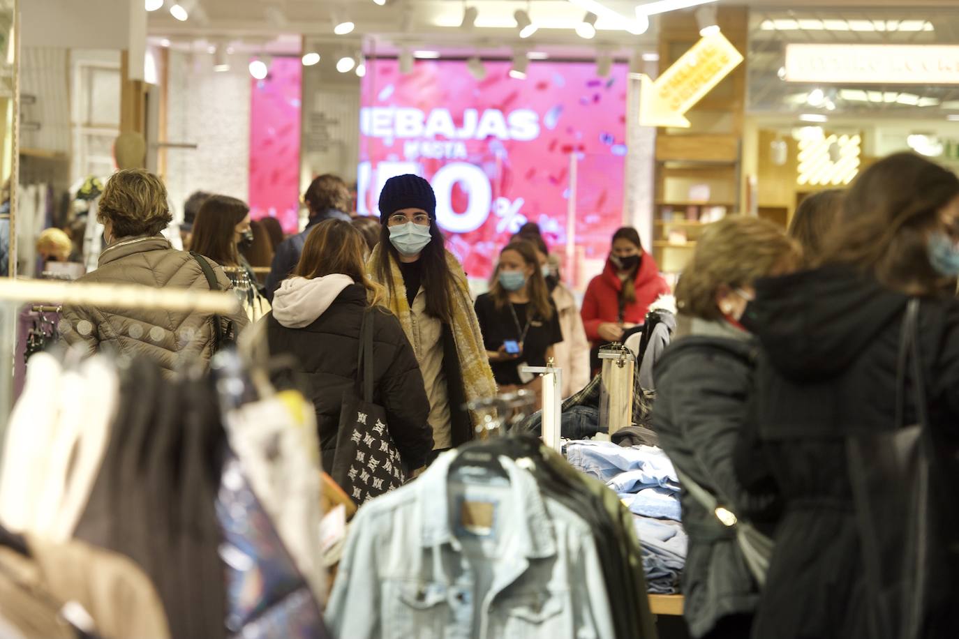 Fotos: El mal tiempo y las restricciones cubren de nubarrones la campaña de rebajas en Murcia