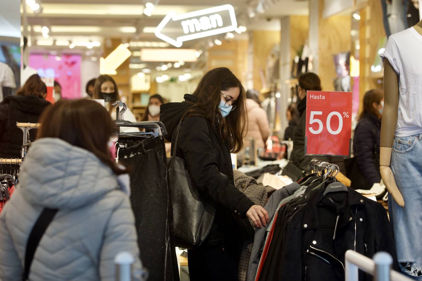 Fotos: El mal tiempo y las restricciones cubren de nubarrones la campaña de rebajas en Murcia